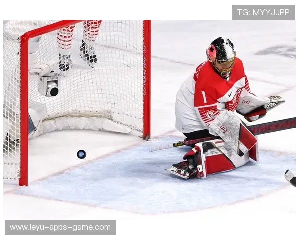 冰球比赛中守门员连续三次极限扑救